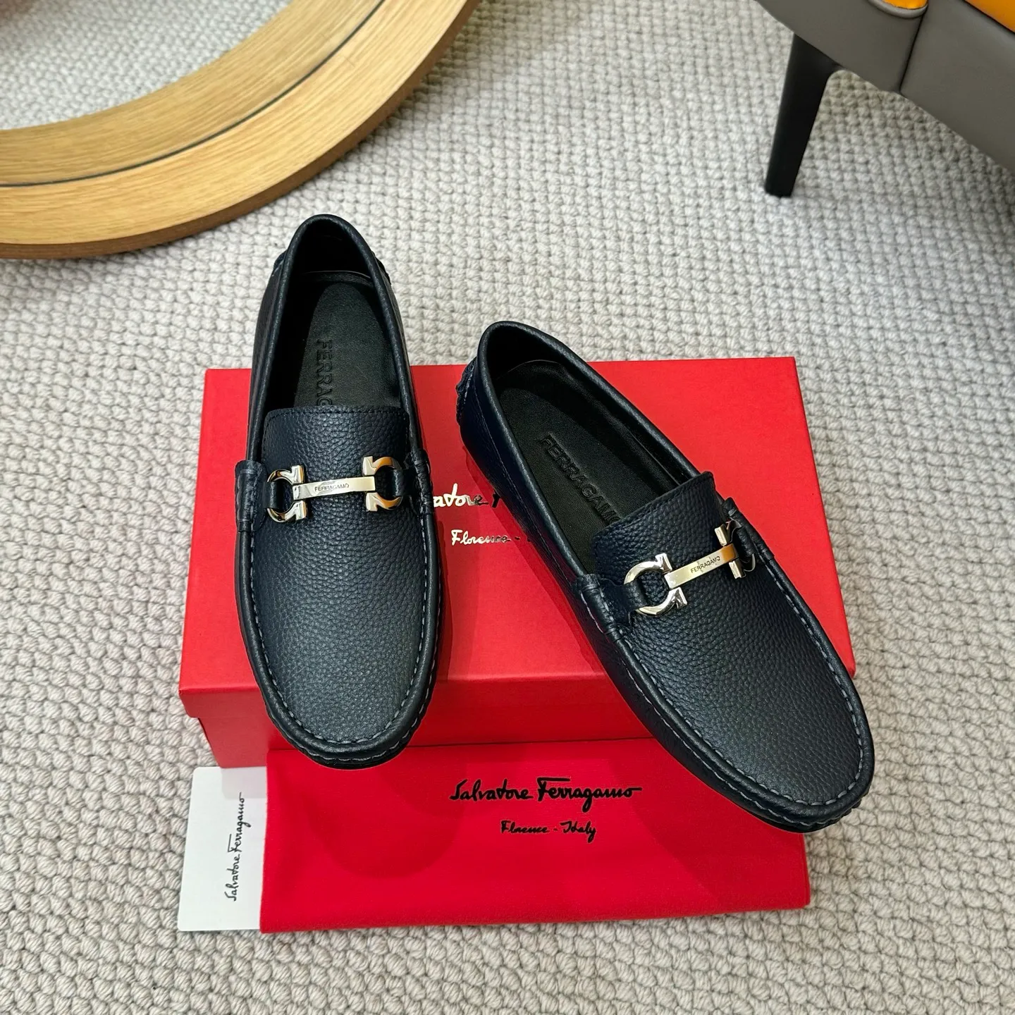 Men's men's shoes 💰420 (Yangli) Ferragamo 〰Ferragamo 2⃣️0⃣️2⃣️5️⃣ New series 👊🏻 Upper 🇮🇹 Italian imported calfskin, original outsole molding. Water-dyed sheepskin lining. The identity of every successful man is set off, and the upper and lower shoes are elegant and stable🚶🏻🚶🏻The high-end custom counter original replica is an eternal classic🔍️Number of codes: 38-46 with counter packaging